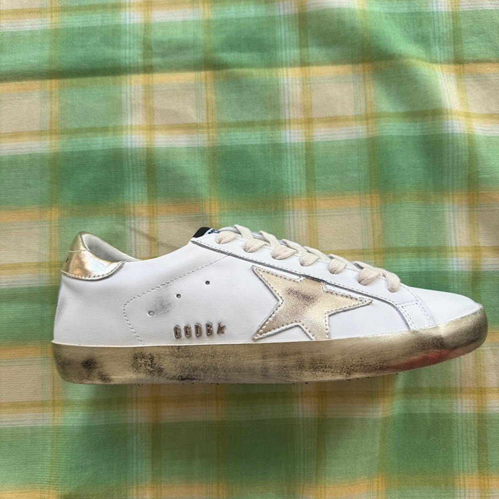 Golden Goose Low-Top White Leather Sneakers with Gold Heel Accent - Picture 4 of 7